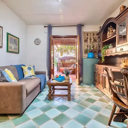 Lägenhet 5 Beds With Fenced Garden In Marinella Just 300 Mt From The Sea